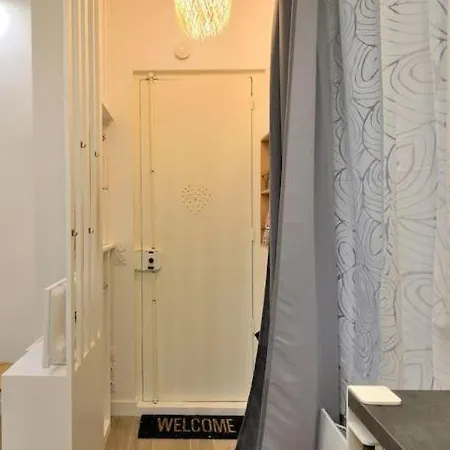 Tiny Cosy Namastay In Trendy Canal St Martin Area Apartment *
